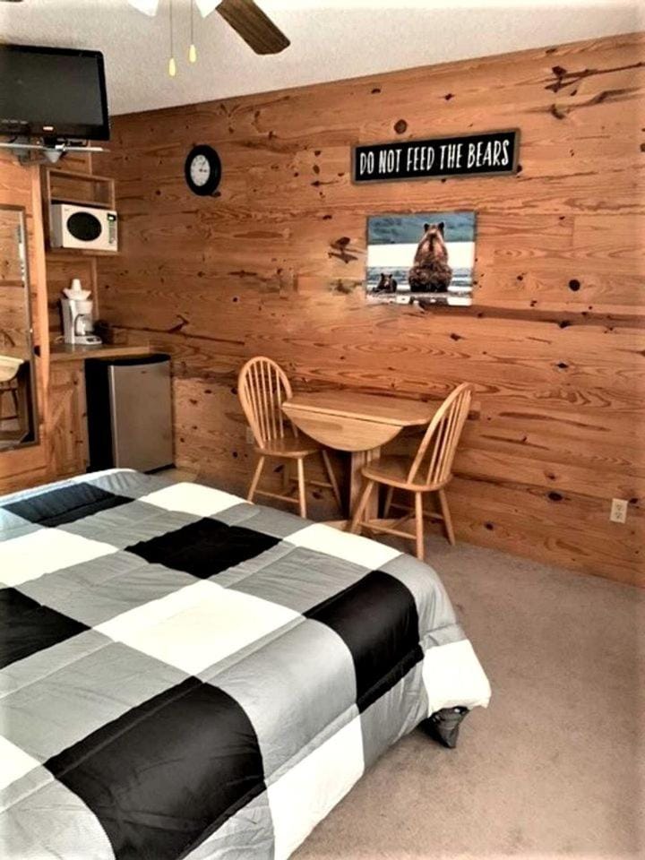 Delightful Studio Cabin for Two near Mirror Lake in Mountainview, Arkansas Cabin in Mountain View
