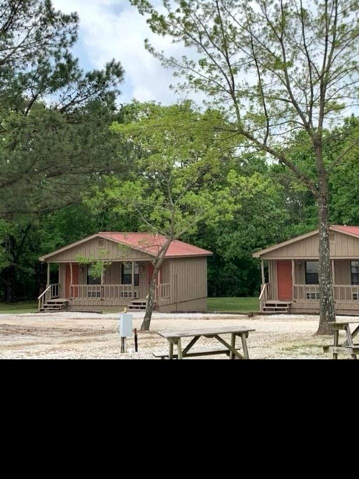 Delightful Studio Cabin for Two near Mirror Lake in Mountainview, Arkansas Cabin in Mountain View