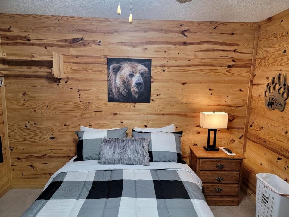 Delightful Studio Cabin for Two near Mirror Lake in Mountainview, Arkansas Cabin in Mountain View