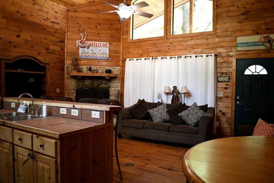 Fully Furnished Cabin with Fire Pit Perfect for Small Groups in Oklahoma Cabin in Broken Bow