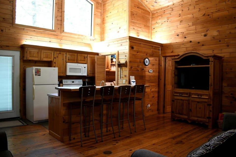 Fully Furnished Cabin with Fire Pit Perfect for Small Groups in Oklahoma Cabin in Broken Bow