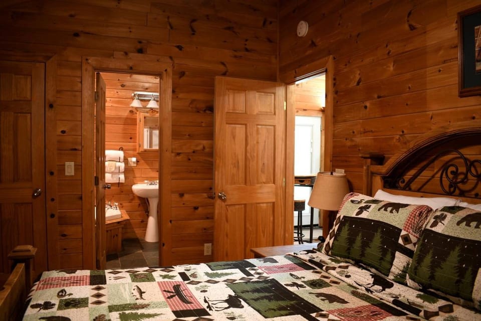 Fully Furnished Cabin with Fire Pit Perfect for Small Groups in Oklahoma Cabin in Broken Bow
