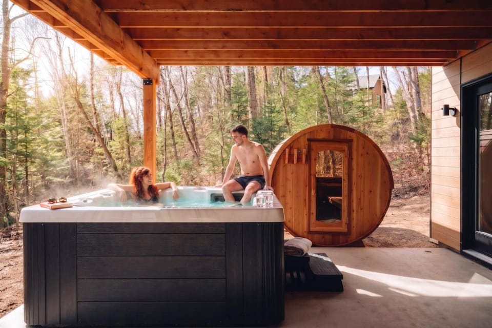 Chalet Calma with Private Spa & Sauna, Billiards & Games Chalet in Quebec