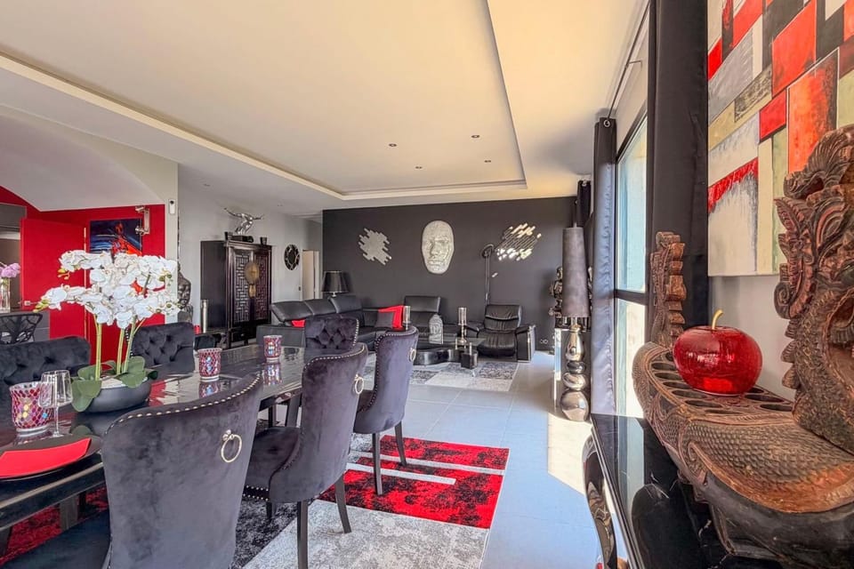 Beautiful villa with sea & mountain view and pool House in Nice