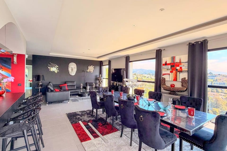 Beautiful villa with sea & mountain view and pool House in Nice