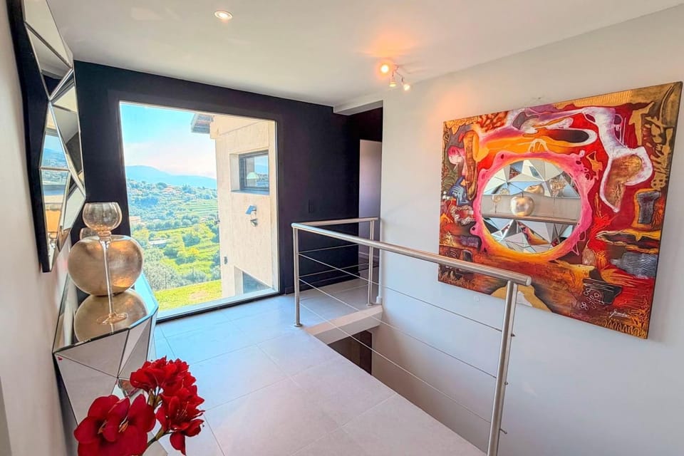 Beautiful villa with sea & mountain view and pool House in Nice