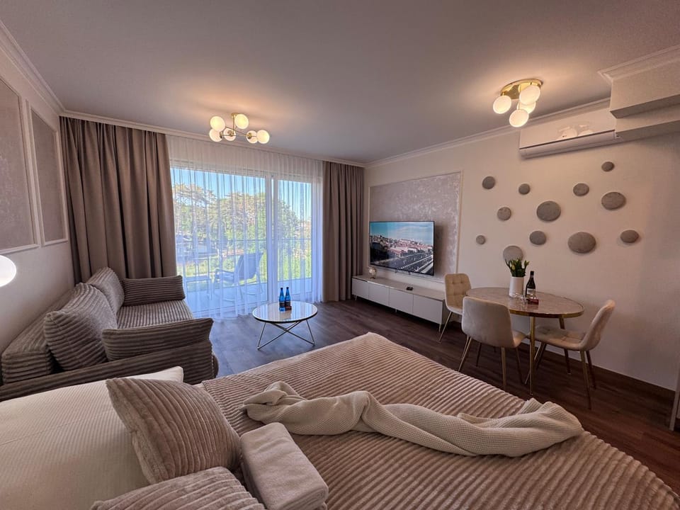 Bed, TV and multimedia, Living room, Seating area, Bedroom