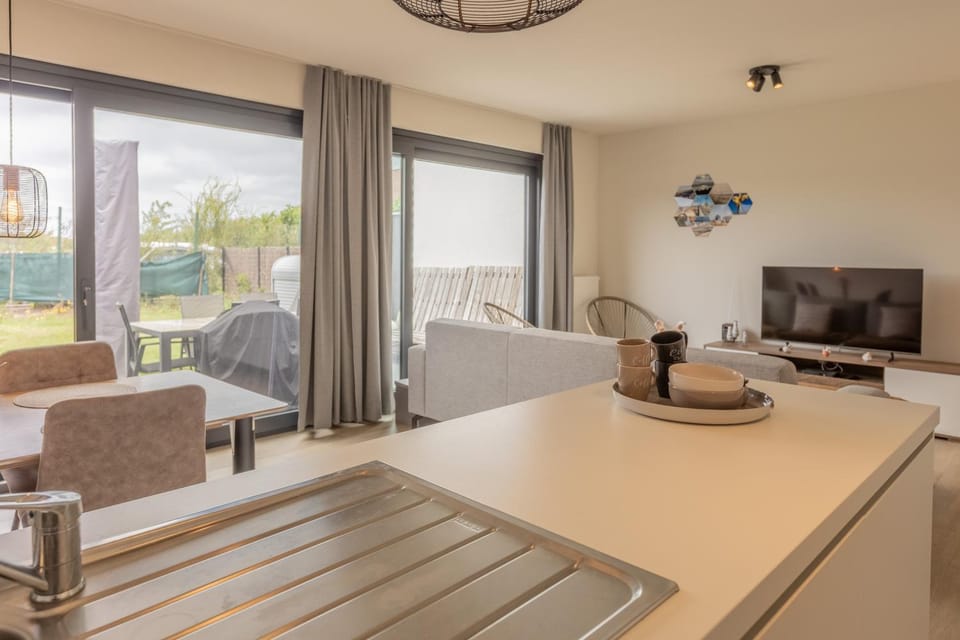 Patio, Garden, TV and multimedia, Kitchen or kitchenette, Living room, Seating area, Dining area