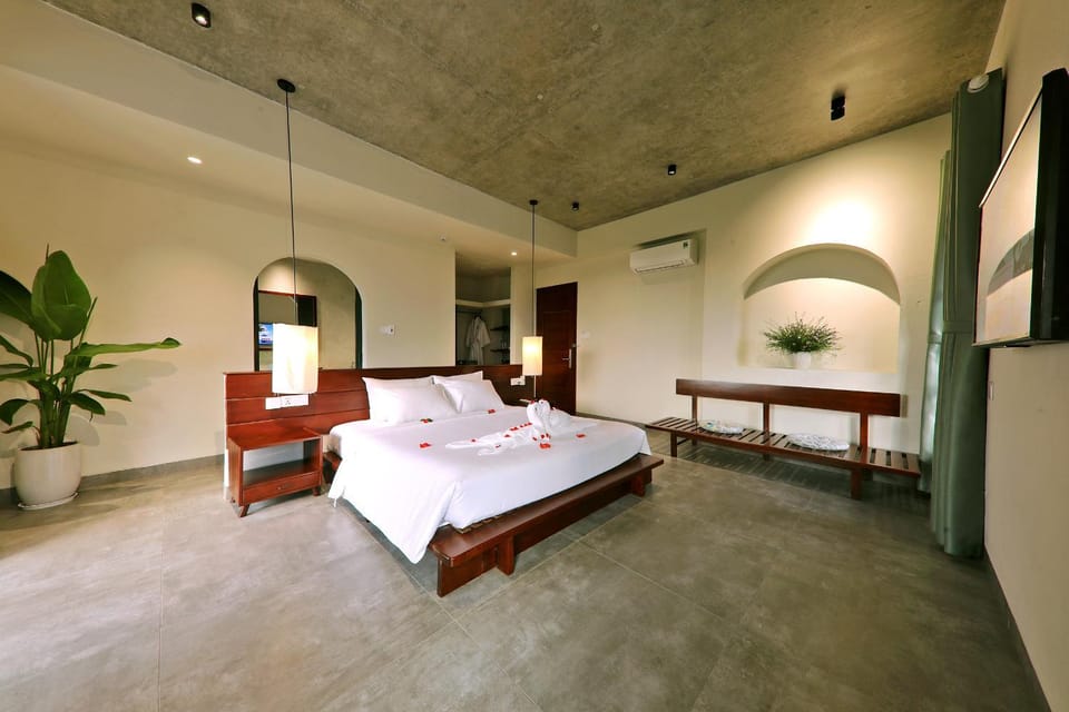 Bed, Living room, Photo of the whole room, Bedroom, towels, air conditioner