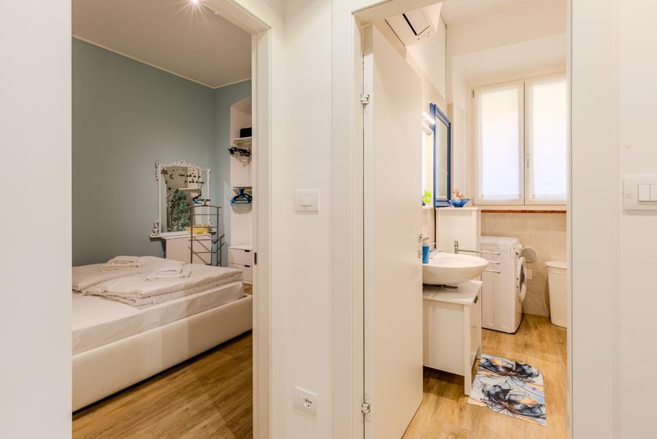 Bathroom, Photo of the whole room, Bedroom