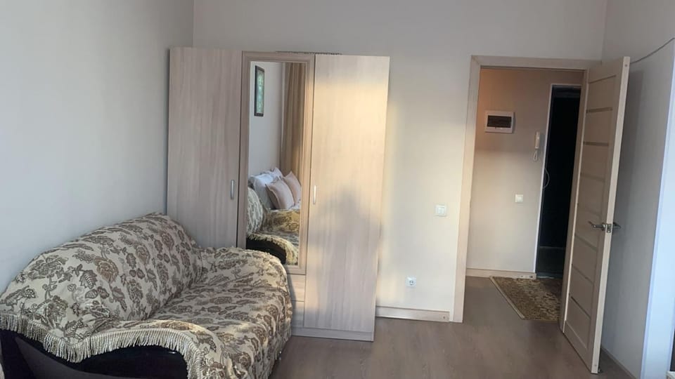 Seating area, Bedroom, wardrobe
