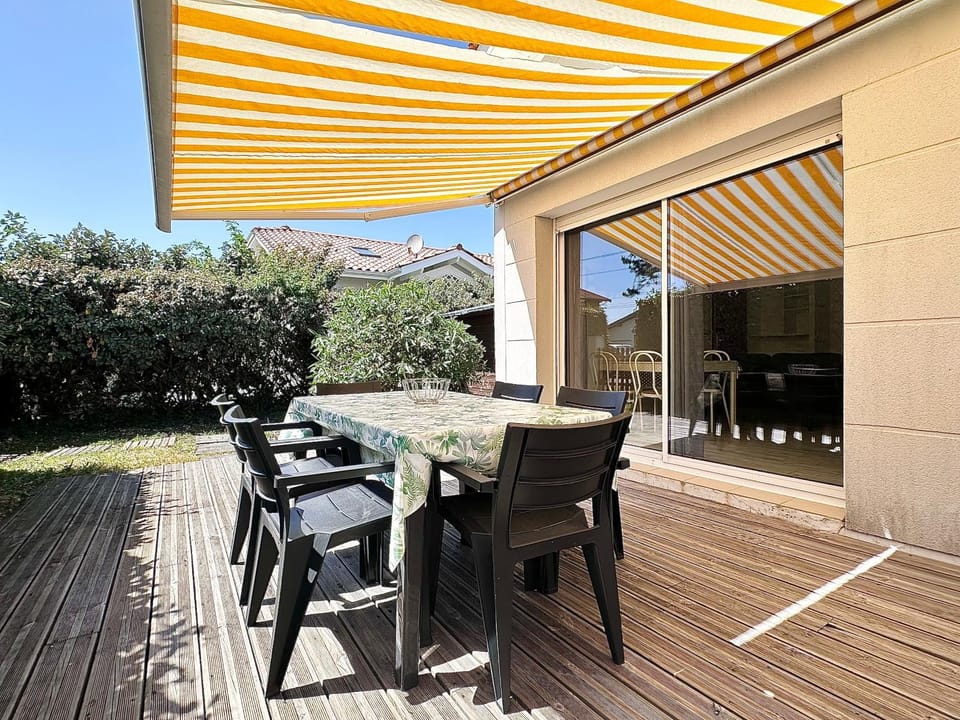 Property building, Patio, Balcony/Terrace, Dining area