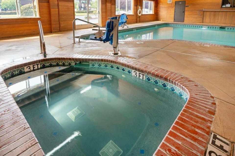 Best Western Cascade Inn & Suites Hotel in Fairview
