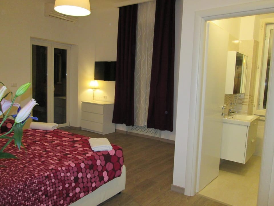 Photo of the whole room, Decorative detail