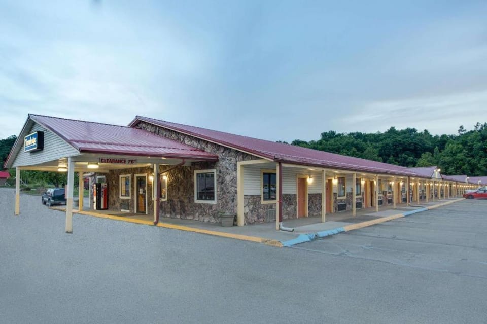 Travelodge by Wyndham Parkersburg Hotel in Parkersburg