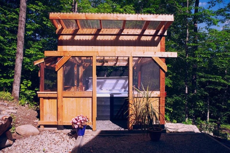 Chalet Montagnard with Private spa, Lake & Nature Chalet in Morin-Heights