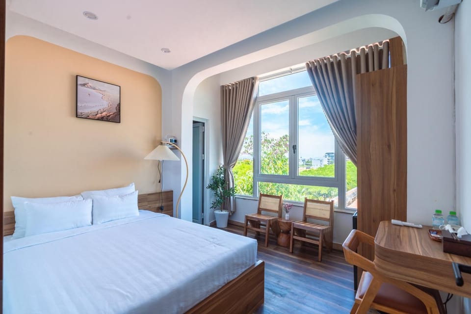 Bed, View (from property/room), Photo of the whole room, Bedroom, City view, River view, Quiet street view