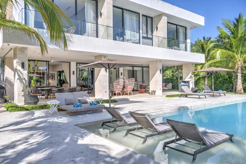 Property building, Patio, Garden, Garden view, Pool view, Swimming pool, sunbed