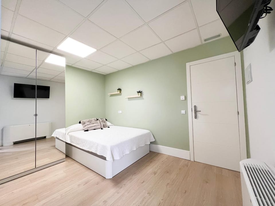 Photo of the whole room, Bedroom