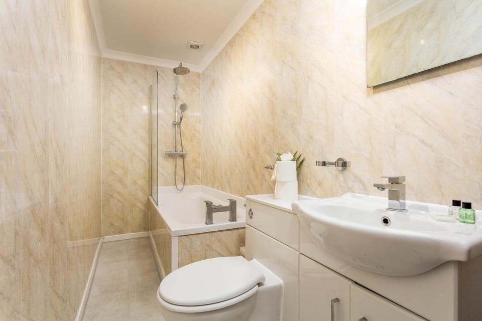 Shower, Toilet, Bathroom, Bath, towels