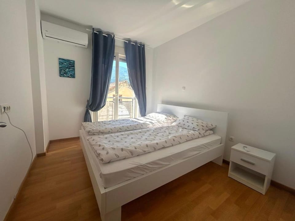 One bedroom apartment with garage Apartment in Budva