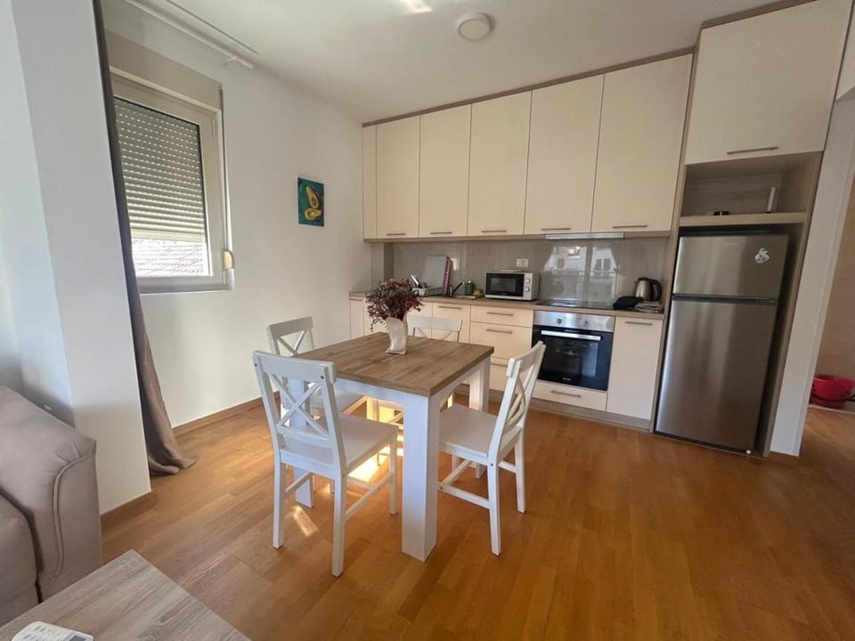 One bedroom apartment with garage Apartment in Budva
