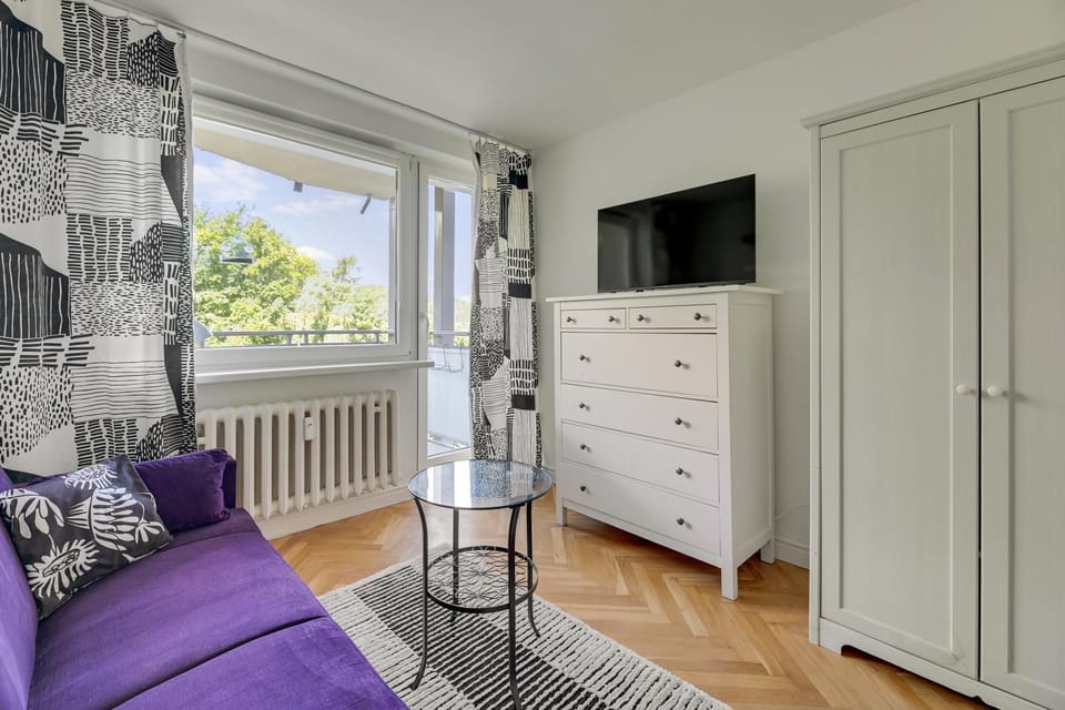 Communal lounge/ TV room, TV and multimedia, Living room, Seating area, internet, wardrobe