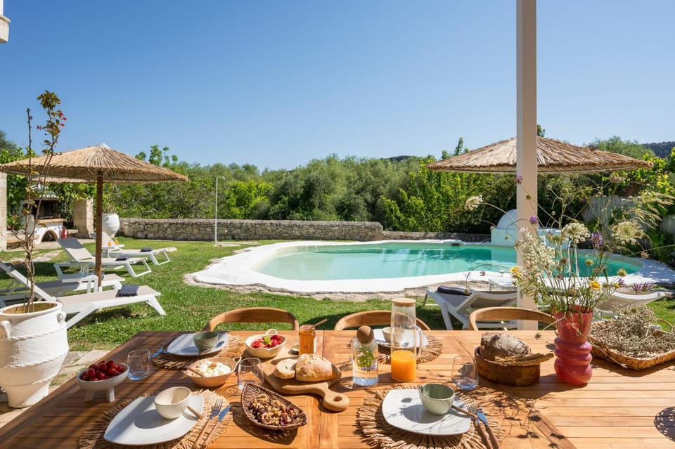Garden, Dining area, Pool view