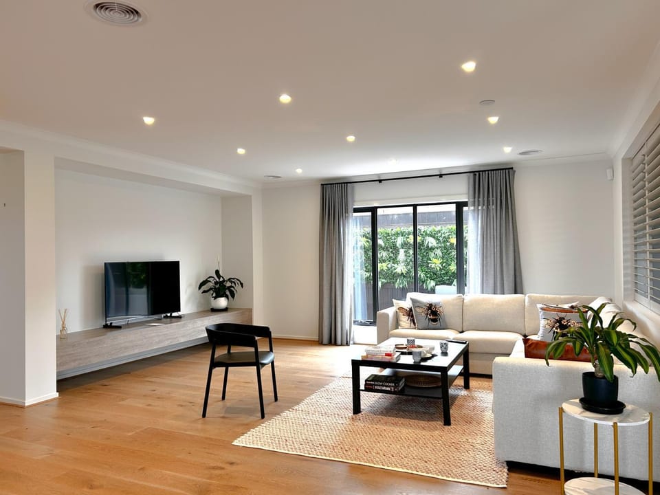 Deluxe Master Bedroom in Melbourne west Vacation rental in Little River