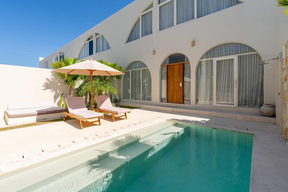 Property building, Patio, Day, Pool view, Swimming pool, Swimming pool, sunbed