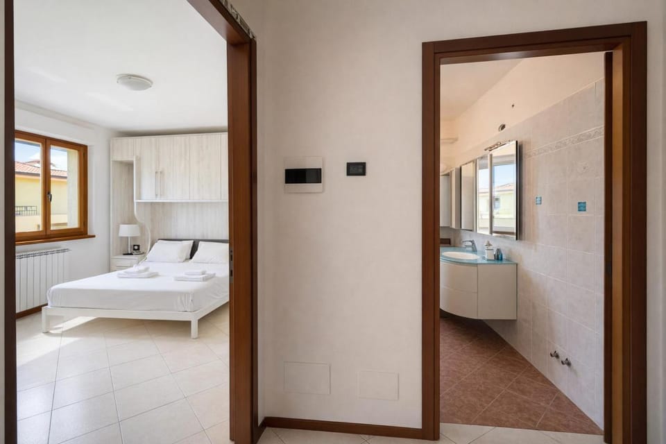 Bed, Bathroom, Photo of the whole room, Bedroom, Bath, towels