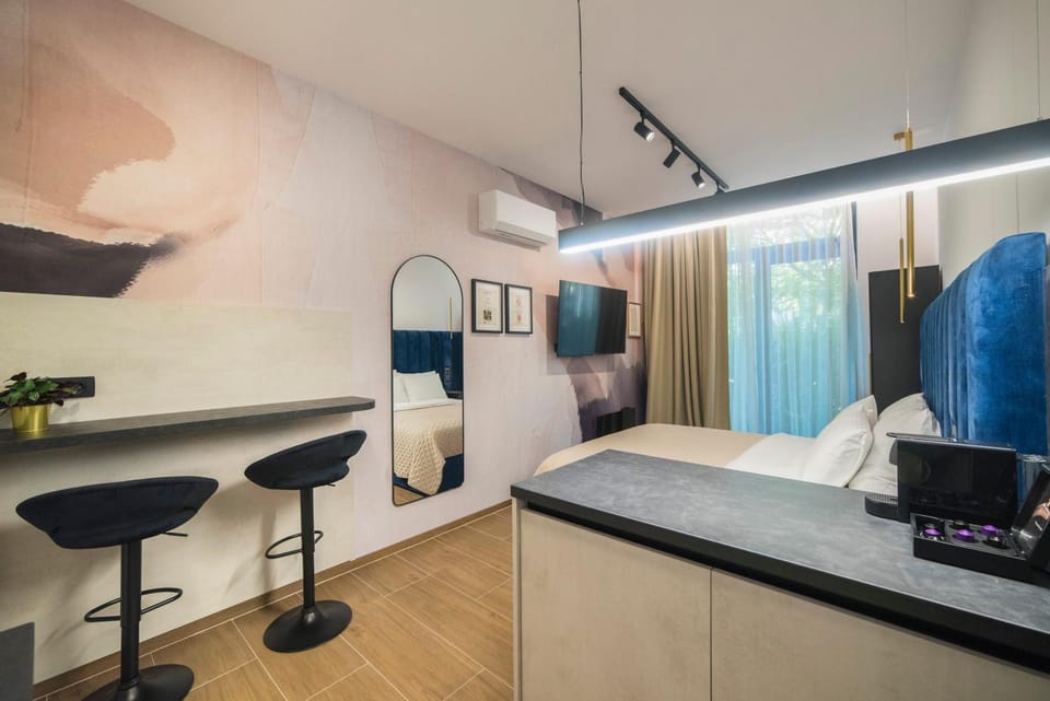 Bed, TV and multimedia, Kitchen or kitchenette, Photo of the whole room