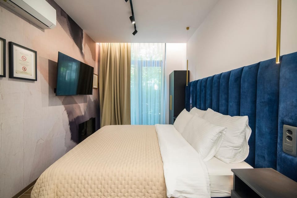 Bed, TV and multimedia, Photo of the whole room, air conditioner