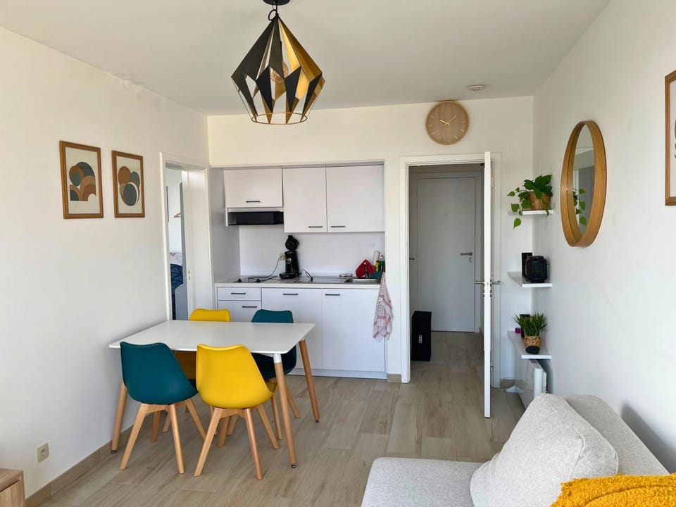 Kitchen or kitchenette, Dining area, stove