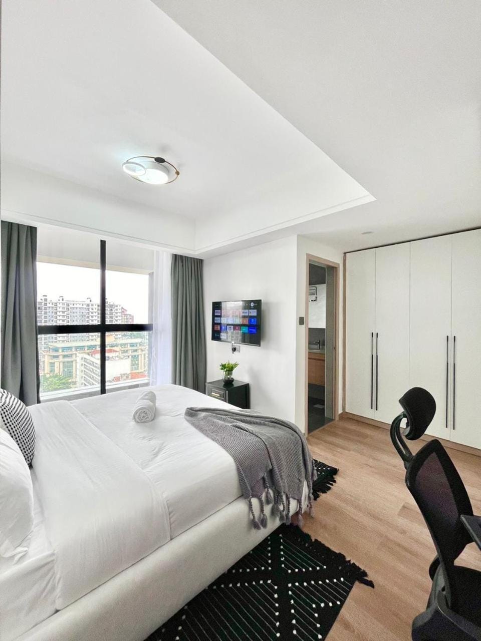 executive fully furnished three bedroom apartment in kilimani with swimming pool,fully fitted gym ,child play area ,high speed WIfi and other modern facilities to give you comfort and luxury Apartment in Nairobi County