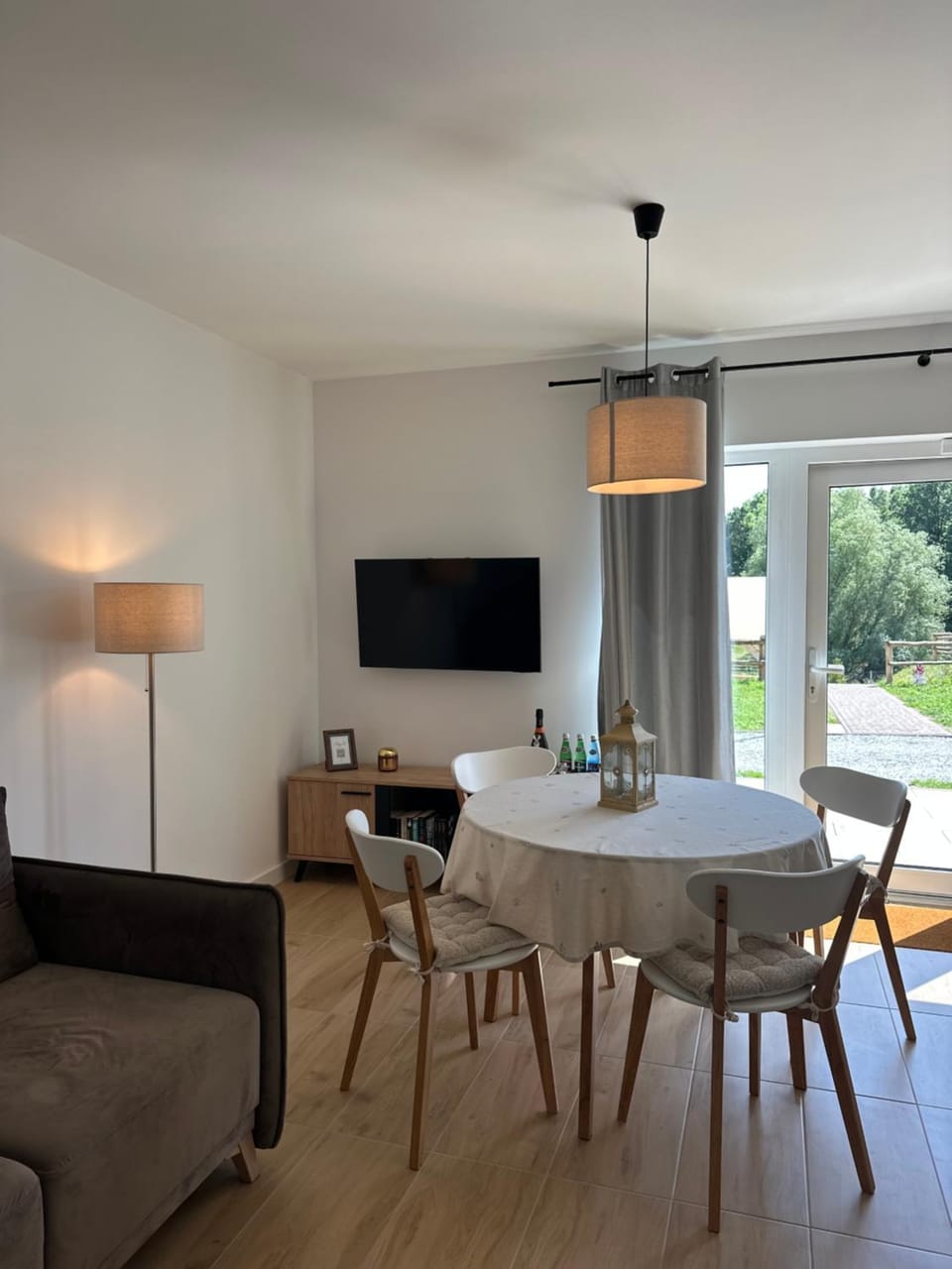 TV and multimedia, Living room, Seating area, Dining area, Evening entertainment