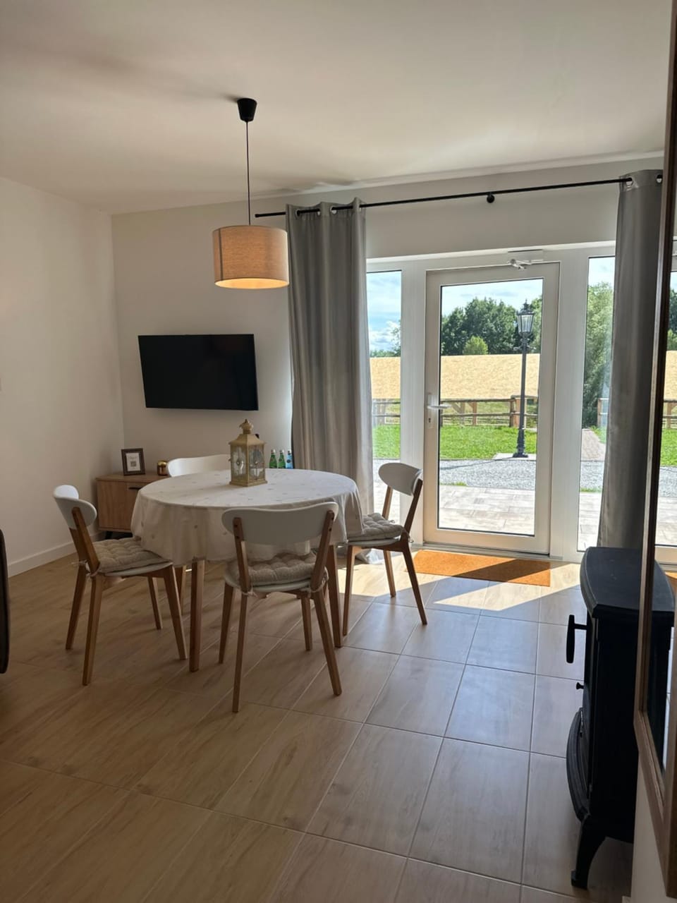 TV and multimedia, Living room, Seating area, Dining area, Evening entertainment