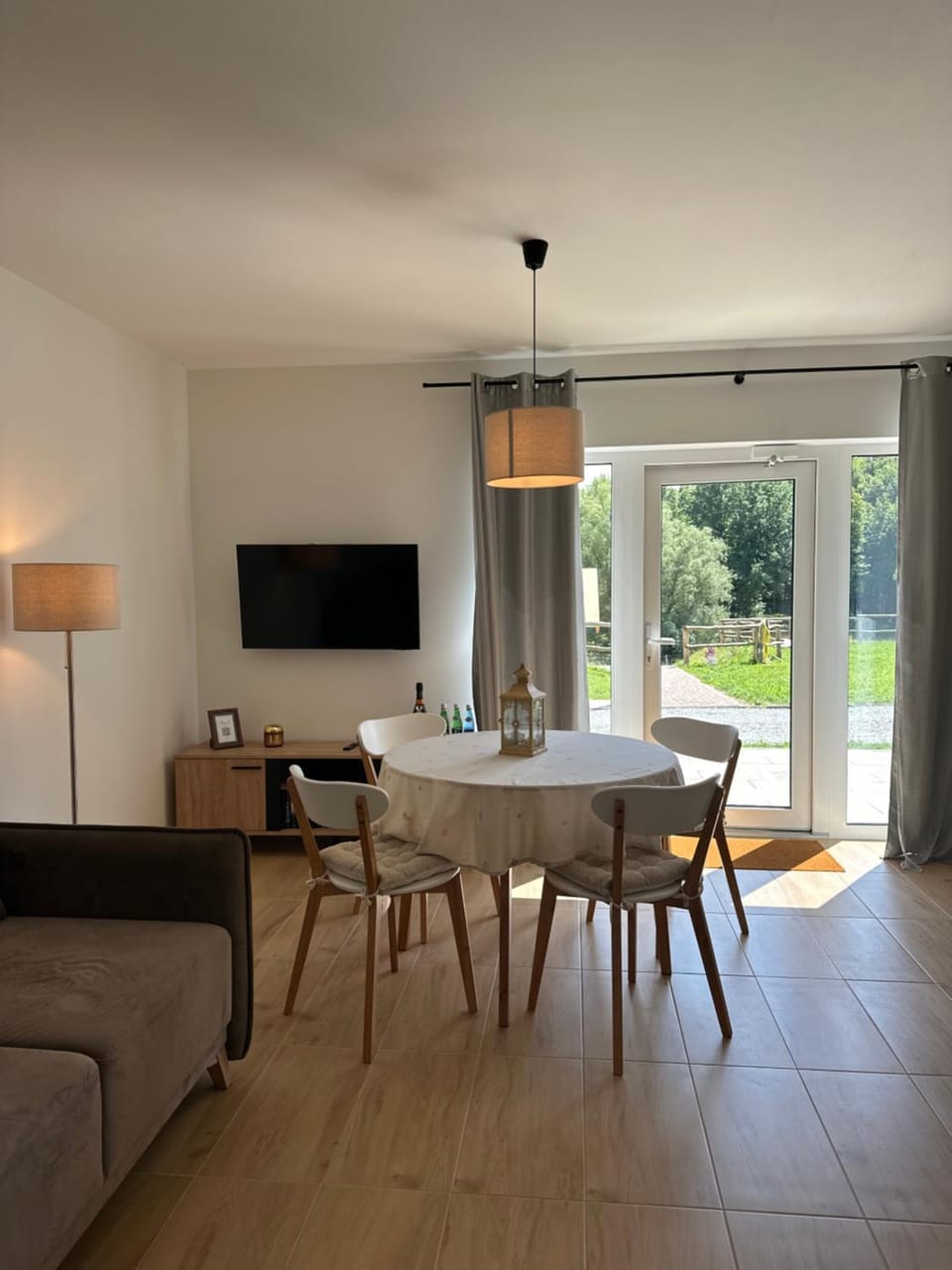 TV and multimedia, Living room, Seating area, Dining area, Evening entertainment