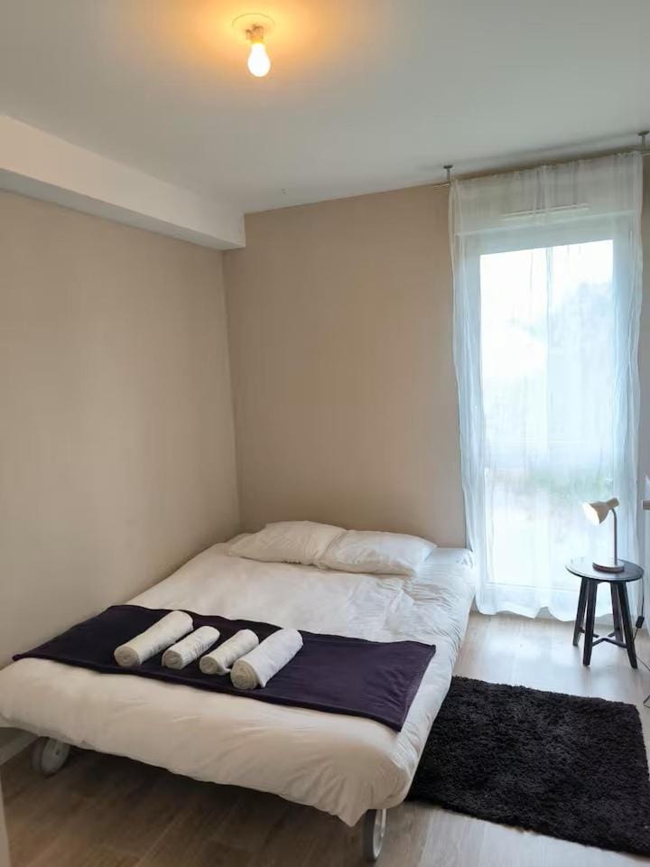 Bed, Photo of the whole room, Bedroom, towels