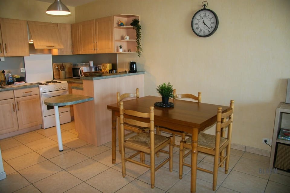 Property building, Kitchen or kitchenette, Living room