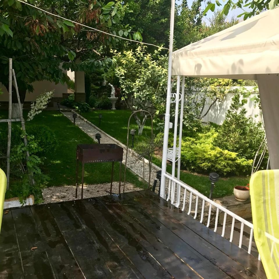 Затишна дача біля моря в Одесі House in Odessa