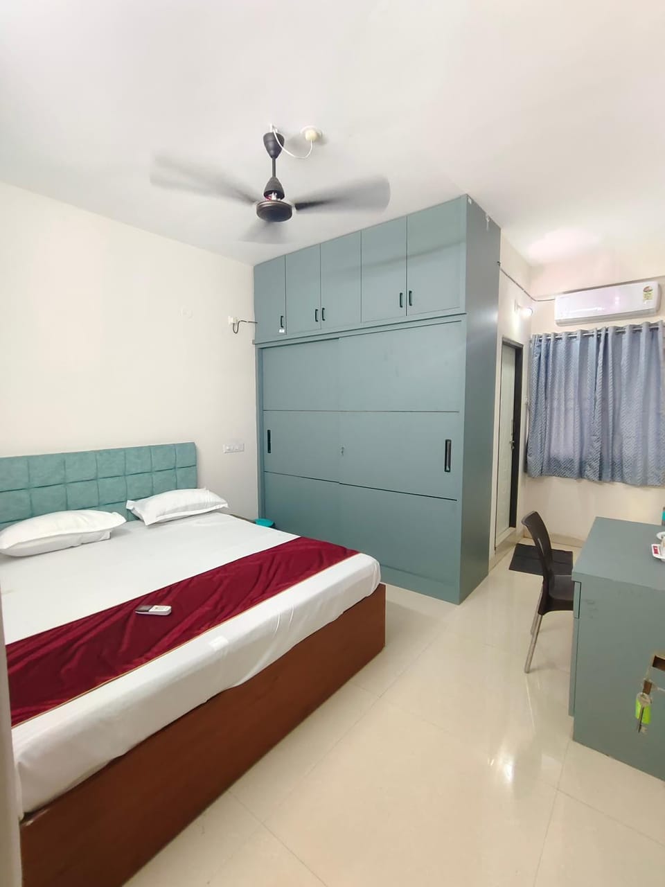 Photo of the whole room, Bedroom, wardrobe