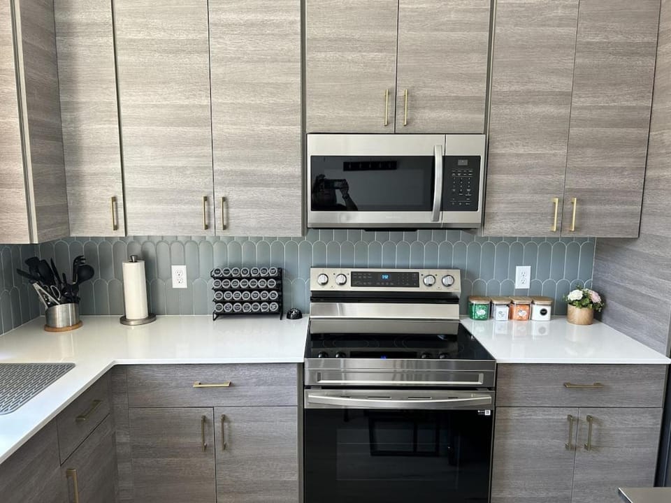 Modern 3BR Townhome in Mill Town Pet Friendly Apartment in East Ridge