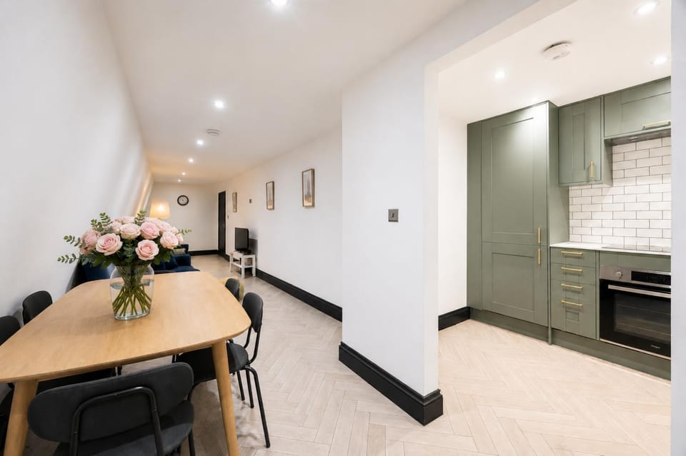 Kitchen or kitchenette, Living room, Seating area, Dining area, stove