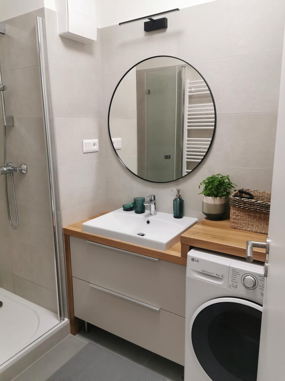 Bathroom, towels, washing machine