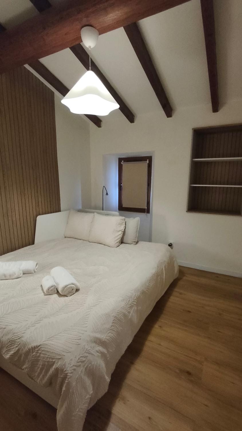 Bed, Bedroom, towels