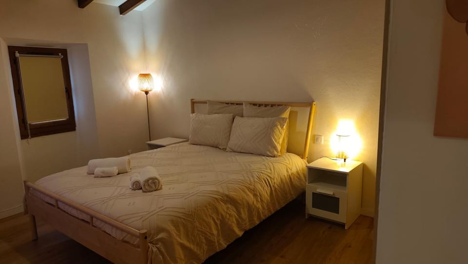 Bed, Bedroom, towels