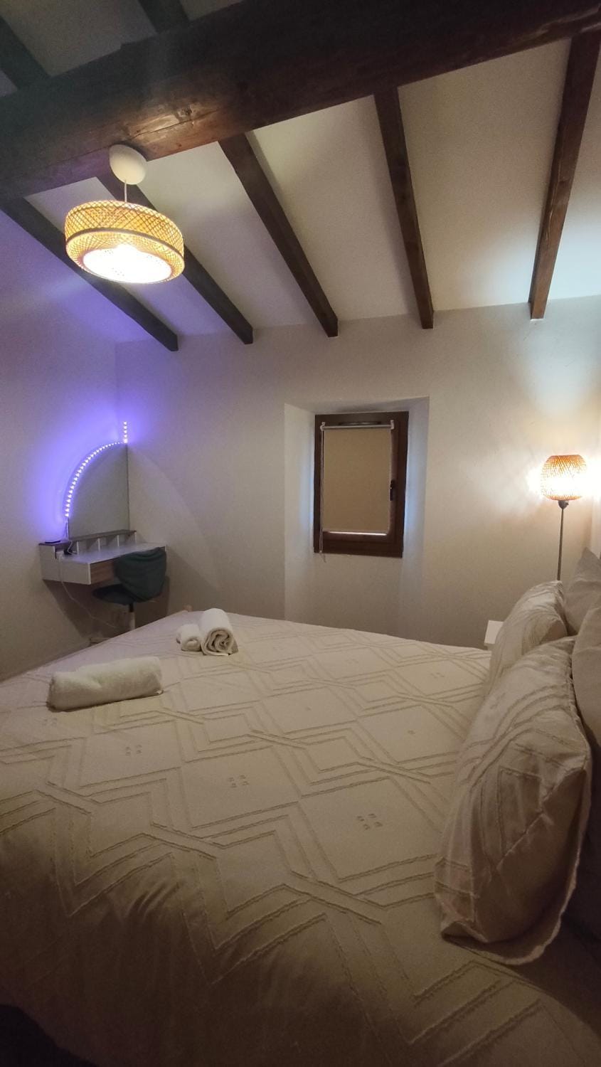 Bed, Bedroom, towels