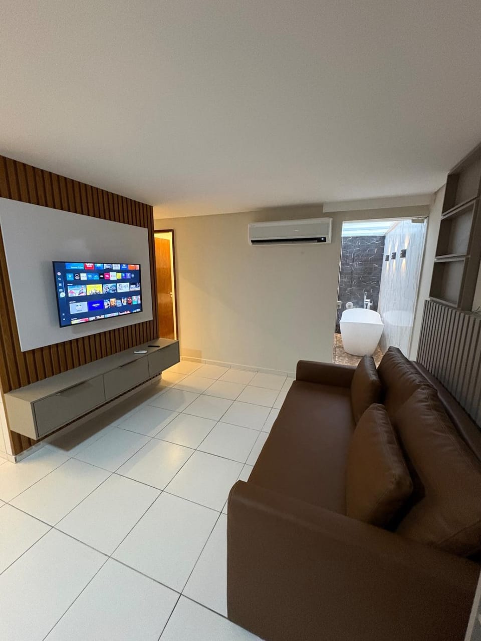 Communal lounge/ TV room, Bed, TV and multimedia, Living room, Seating area, air conditioner