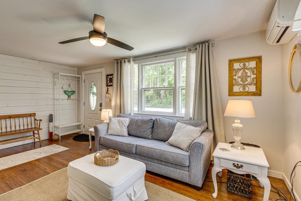 < 1 Mi to Sand! Updated Cottage w/ Yard in Niantic House in East Lyme